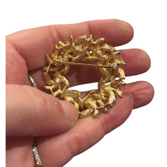 Vintage Avon Gold Tone Wreath Brooch Faux Pearl Floral Pin Signed - Picture 2 of 5